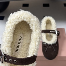 26Ss秋冬新款Miu Miu 缪缪 蝴蝶结玛丽珍羊卷毛芭蕾舞鞋羊毛平底单鞋 这款羊卷毛芭蕾平底鞋上,羊卷毛不仅突显出其 26Ss秋冬新款Miu Miu 缪缪 蝴蝶结玛丽珍羊卷毛芭蕾舞鞋羊毛平底单鞋 这款羊卷毛芭蕾平底鞋上,羊卷毛不仅突显出其