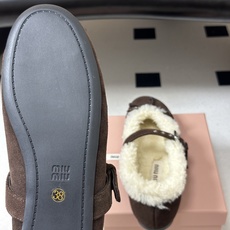 26Ss秋冬新款Miu Miu 缪缪 蝴蝶结玛丽珍羊卷毛芭蕾舞鞋羊毛平底单鞋 这款羊卷毛芭蕾平底鞋上,羊卷毛不仅突显出其 26Ss秋冬新款Miu Miu 缪缪 蝴蝶结玛丽珍羊卷毛芭蕾舞鞋羊毛平底单鞋 这款羊卷毛芭蕾平底鞋上,羊卷毛不仅突显出其