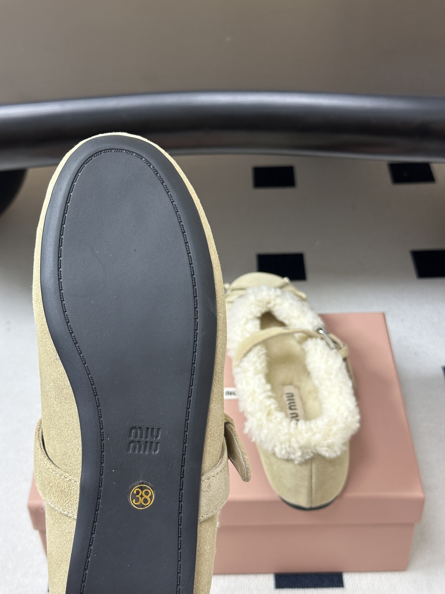 26Ss秋冬新款Miu Miu 缪缪 蝴蝶结玛丽珍羊卷毛芭蕾舞鞋羊毛平底单鞋 这款羊卷毛芭蕾平底鞋上，羊卷毛不仅突显出其