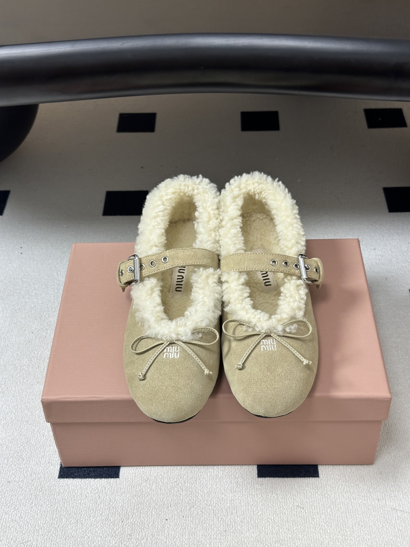 26Ss秋冬新款Miu Miu 缪缪 蝴蝶结玛丽珍羊卷毛芭蕾舞鞋羊毛平底单鞋 这款羊卷毛芭蕾平底鞋上，羊卷毛不仅突显出其