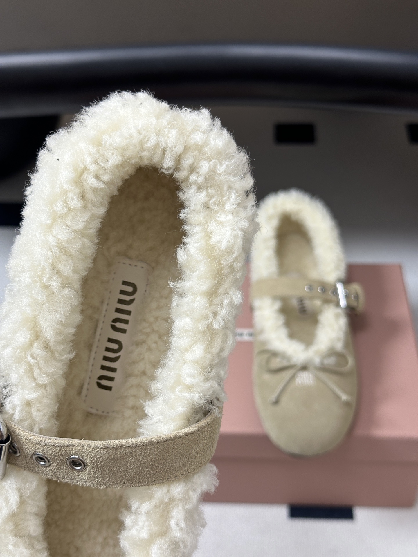 26Ss秋冬新款Miu Miu 缪缪 蝴蝶结玛丽珍羊卷毛芭蕾舞鞋羊毛平底单鞋 这款羊卷毛芭蕾平底鞋上，羊卷毛不仅突显出其