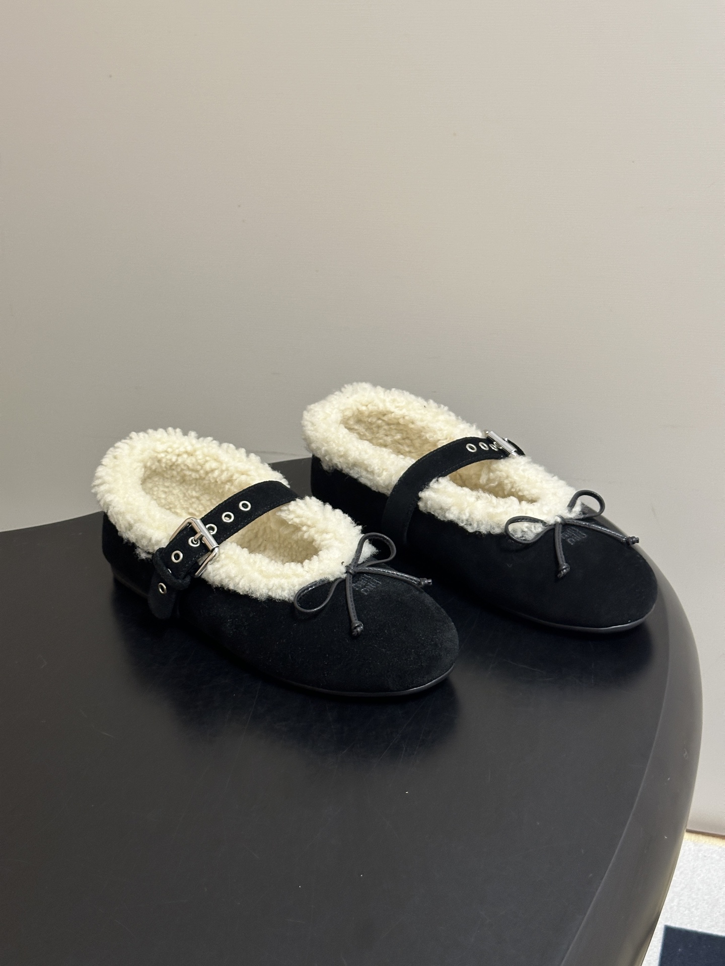 26Ss秋冬新款Miu Miu 缪缪 蝴蝶结玛丽珍羊卷毛芭蕾舞鞋羊毛平底单鞋 这款羊卷毛芭蕾平底鞋上，羊卷毛不仅突显出其