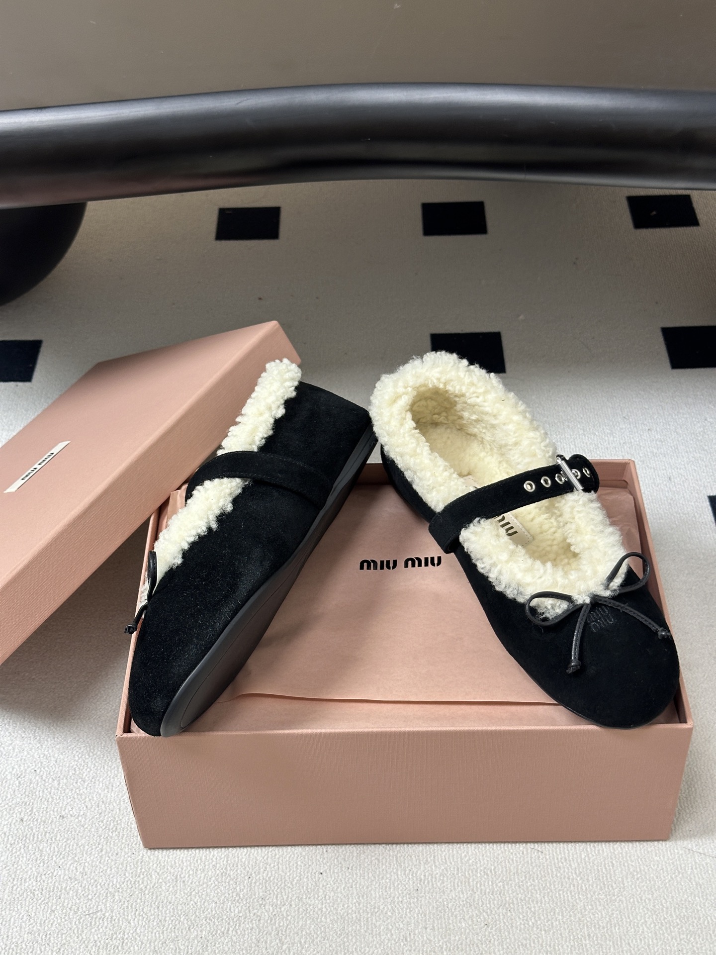 26Ss秋冬新款Miu Miu 缪缪 蝴蝶结玛丽珍羊卷毛芭蕾舞鞋羊毛平底单鞋 这款羊卷毛芭蕾平底鞋上，羊卷毛不仅突显出其