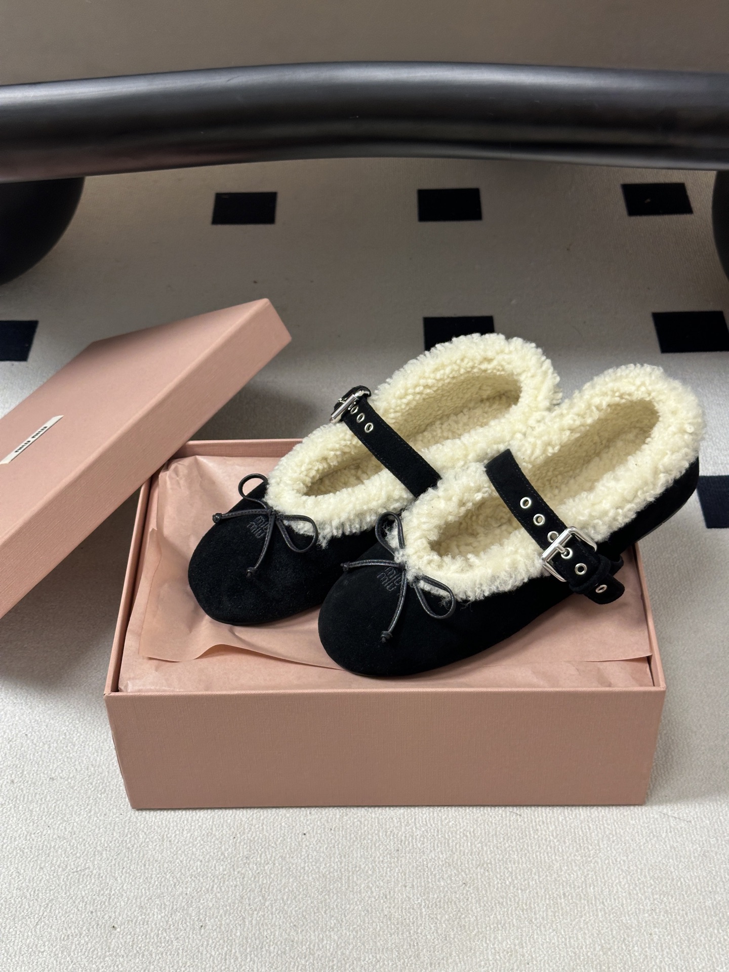 26Ss秋冬新款Miu Miu 缪缪 蝴蝶结玛丽珍羊卷毛芭蕾舞鞋羊毛平底单鞋 这款羊卷毛芭蕾平底鞋上，羊卷毛不仅突显出其