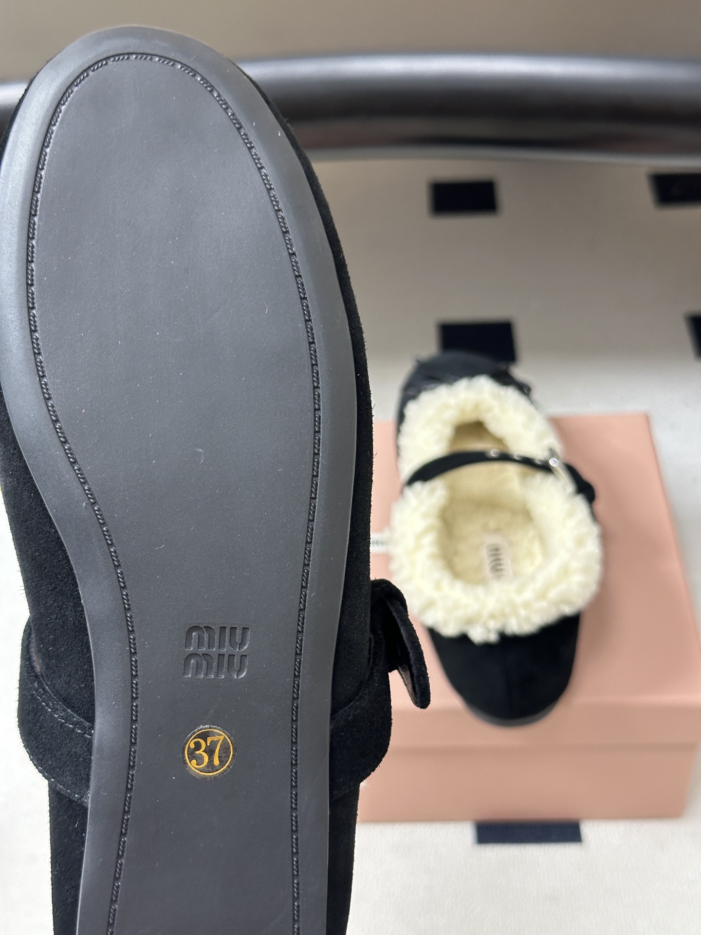 26Ss秋冬新款Miu Miu 缪缪 蝴蝶结玛丽珍羊卷毛芭蕾舞鞋羊毛平底单鞋 这款羊卷毛芭蕾平底鞋上，羊卷毛不仅突显出其