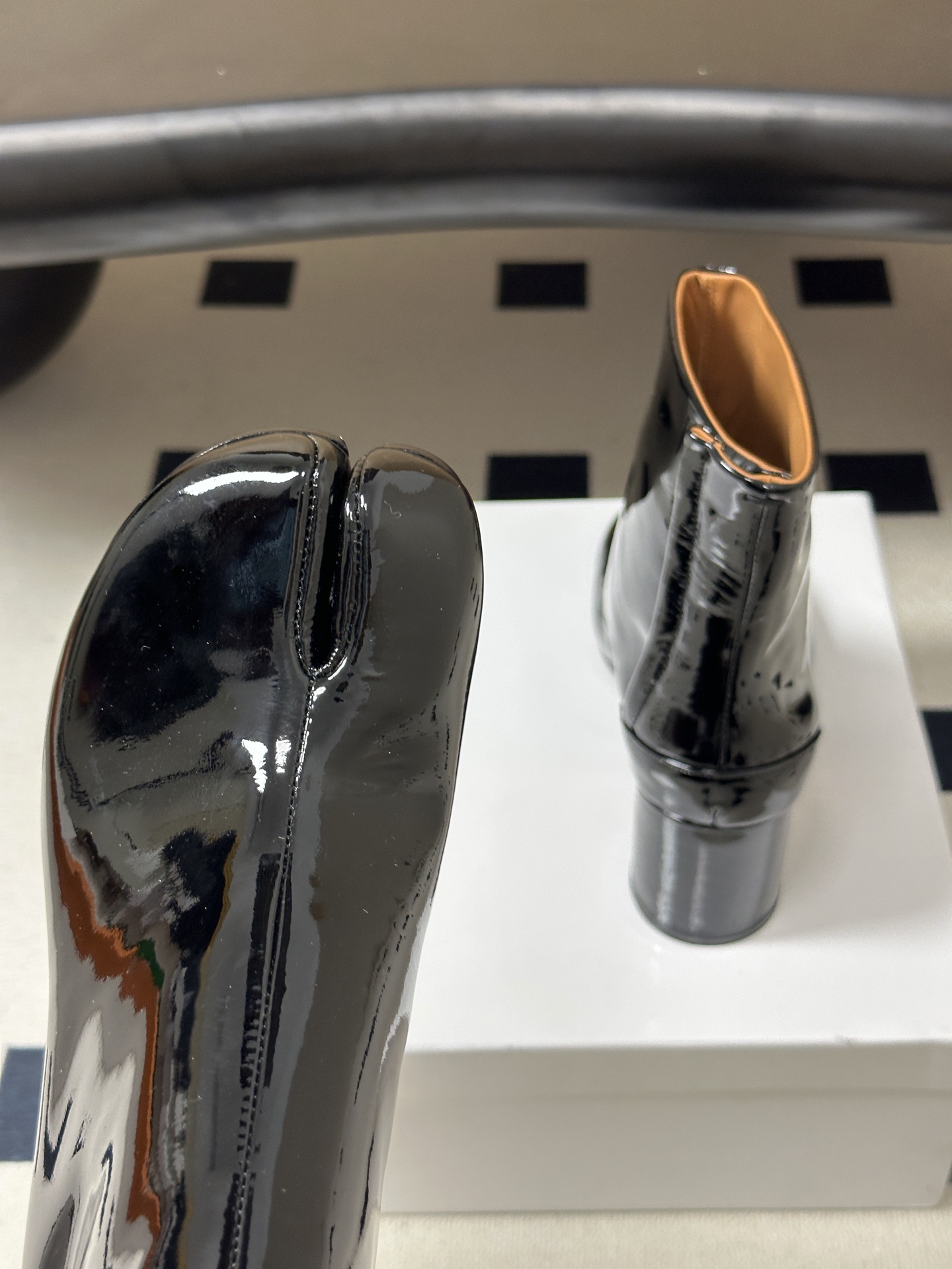 Maison Margiela MM6马吉拉 26ss秋冬新款经典分趾短靴高粗跟短靴 MM6这款分趾短靴设计非常的简约大