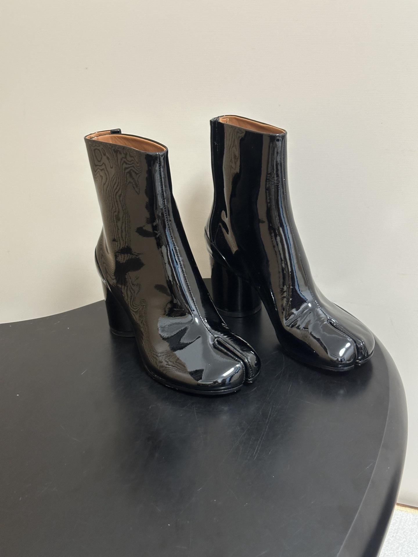 Maison Margiela MM6马吉拉 26ss秋冬新款经典分趾短靴高粗跟短靴 MM6这款分趾短靴设计非常的简约大
