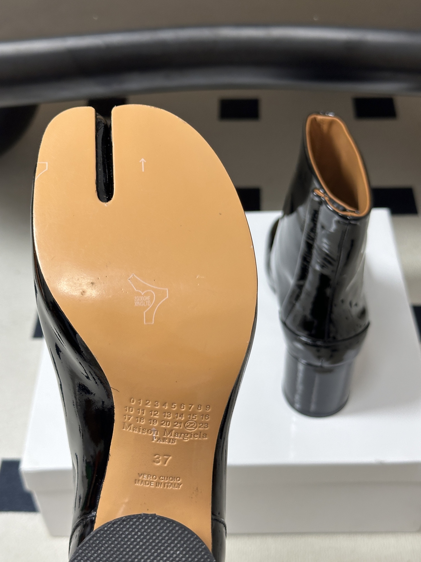 Maison Margiela MM6马吉拉 26ss秋冬新款经典分趾短靴高粗跟短靴 MM6这款分趾短靴设计非常的简约大
