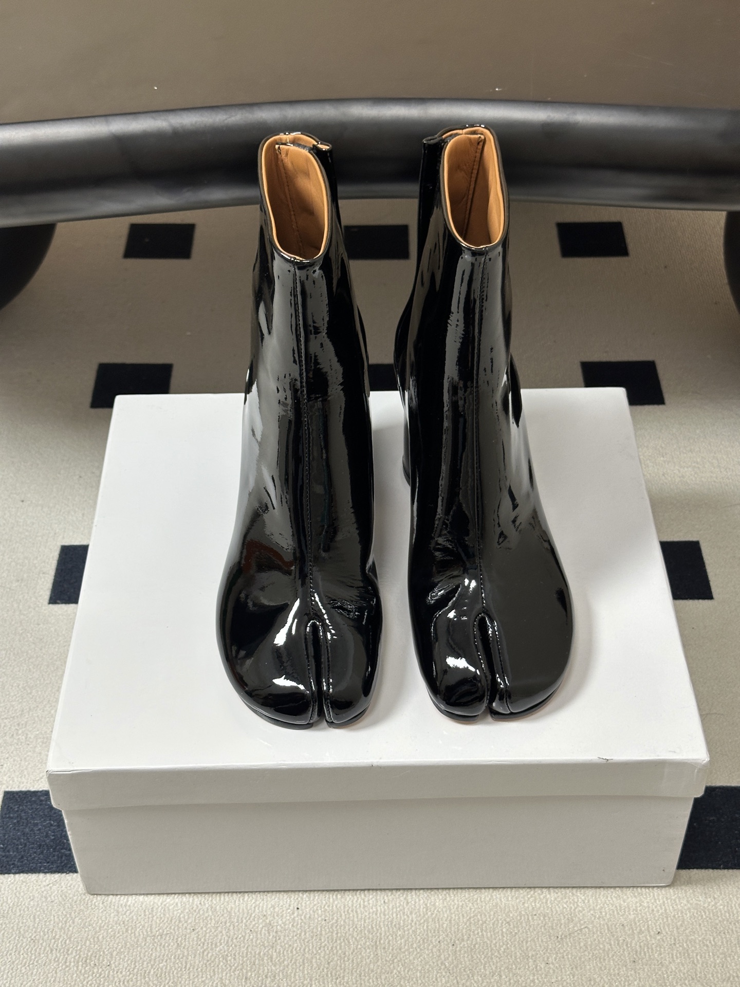 Maison Margiela MM6马吉拉 26ss秋冬新款经典分趾短靴高粗跟短靴 MM6这款分趾短靴设计非常的简约大