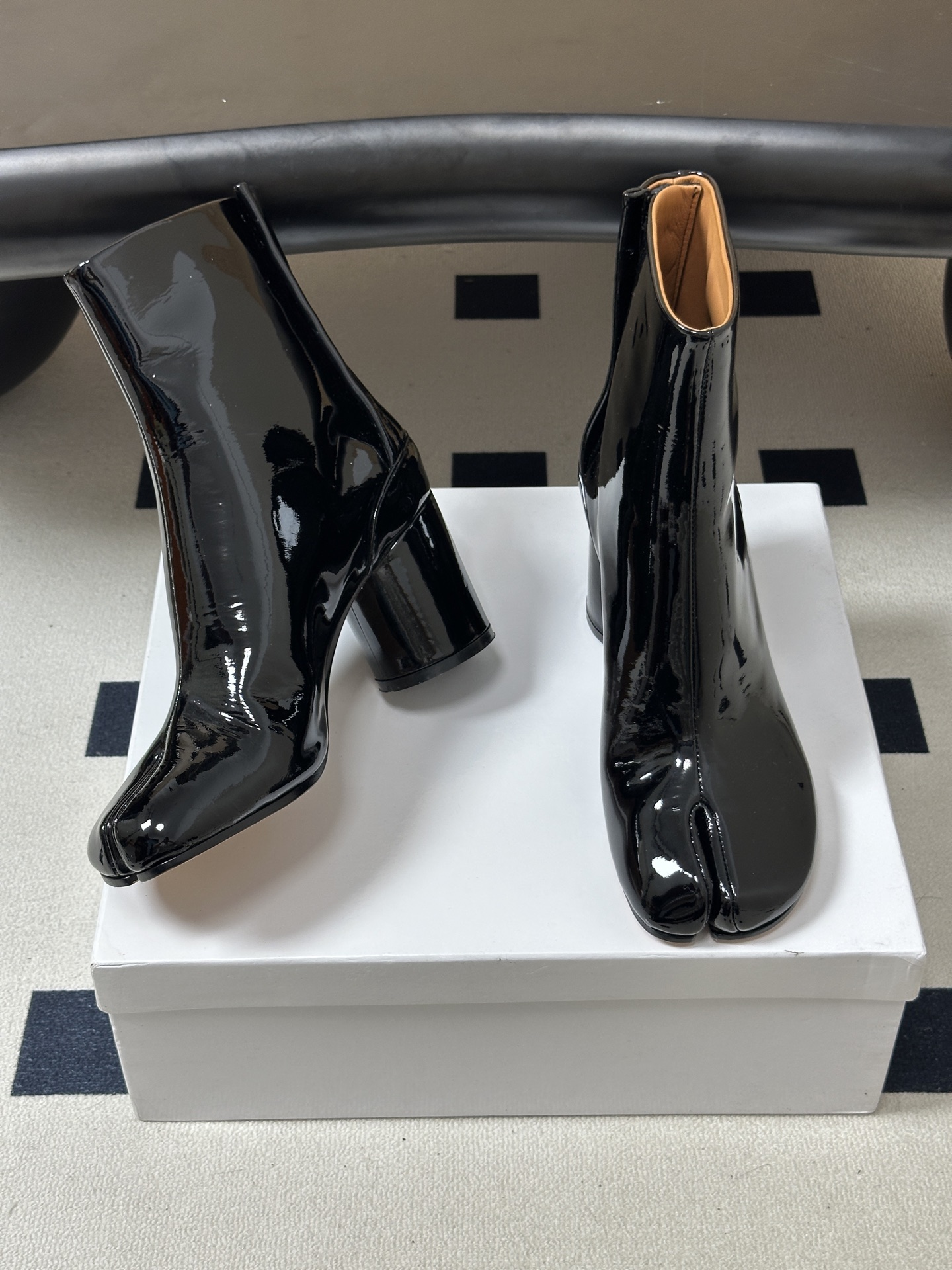 Maison Margiela MM6马吉拉 26ss秋冬新款经典分趾短靴高粗跟短靴 MM6这款分趾短靴设计非常的简约大