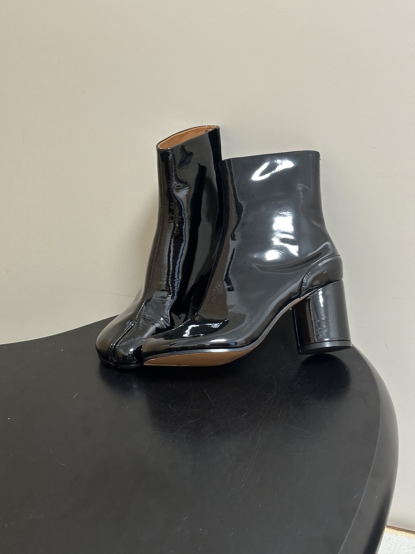 Maison Margiela MM6马吉拉 26ss秋冬新款经典分趾短靴高粗跟短靴 MM6这款分趾短靴设计非常的简约大