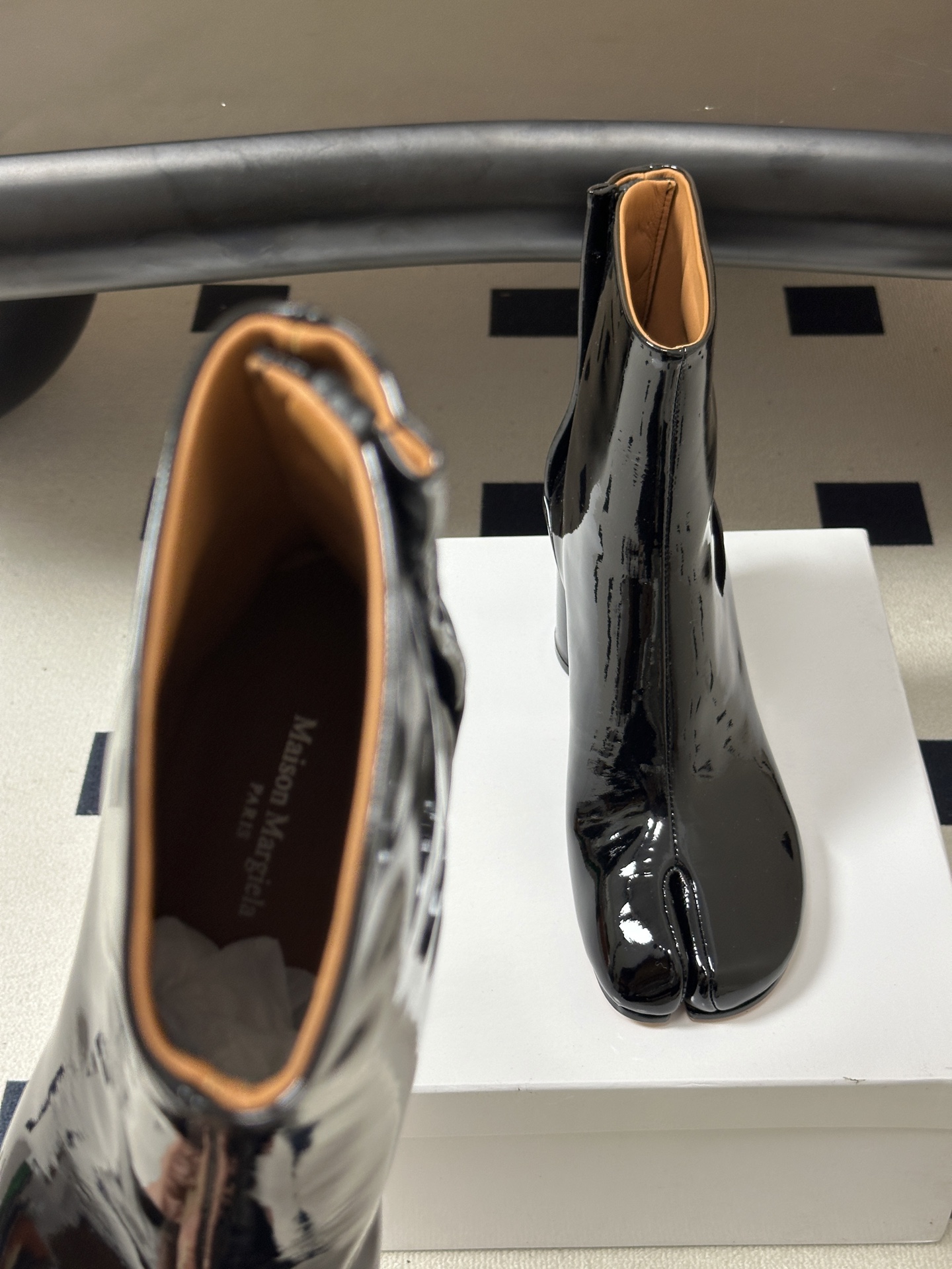 Maison Margiela MM6马吉拉 26ss秋冬新款经典分趾短靴高粗跟短靴 MM6这款分趾短靴设计非常的简约大