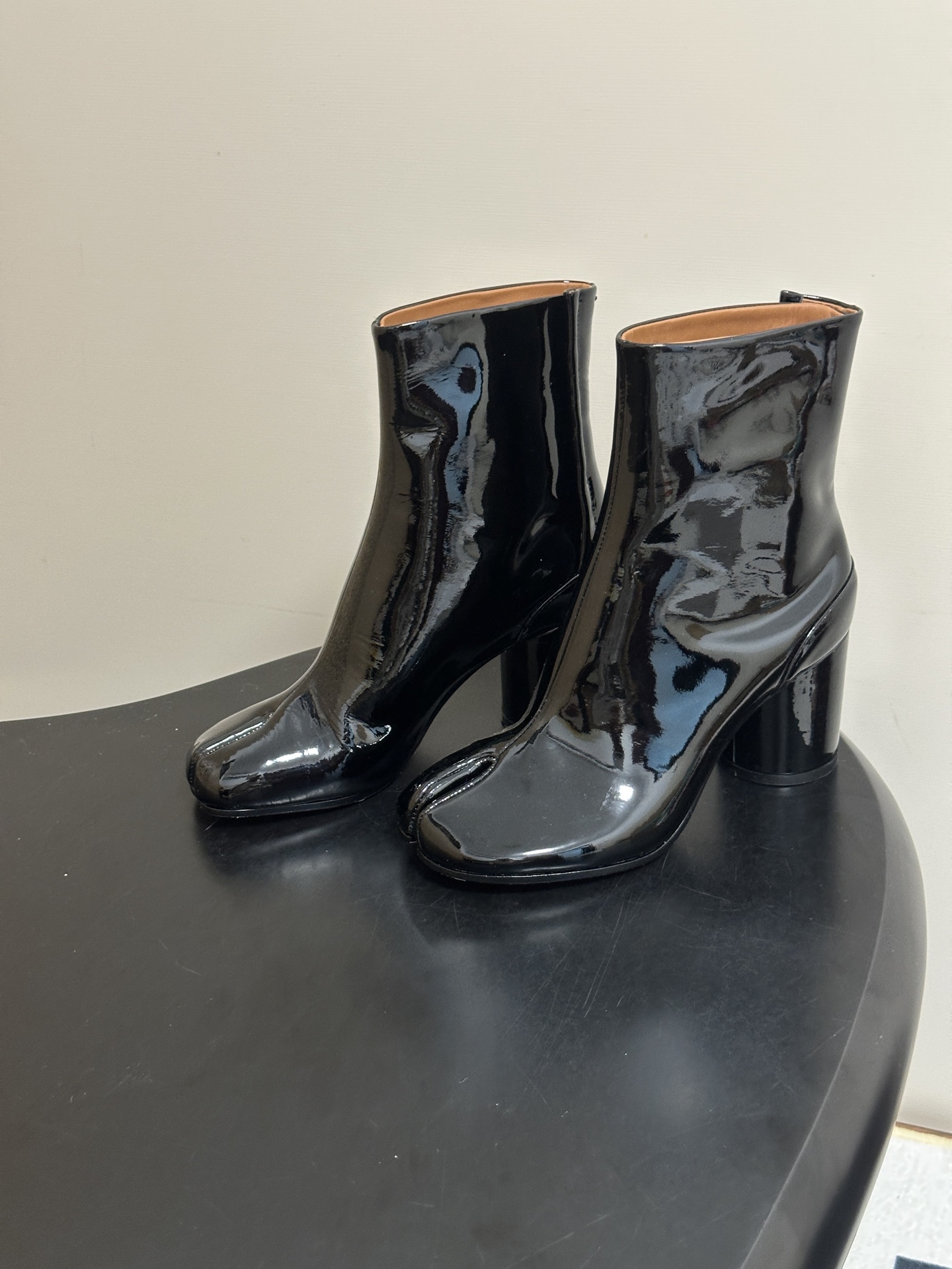Maison Margiela MM6马吉拉 26ss秋冬新款经典分趾短靴高粗跟短靴 MM6这款分趾短靴设计非常的简约大