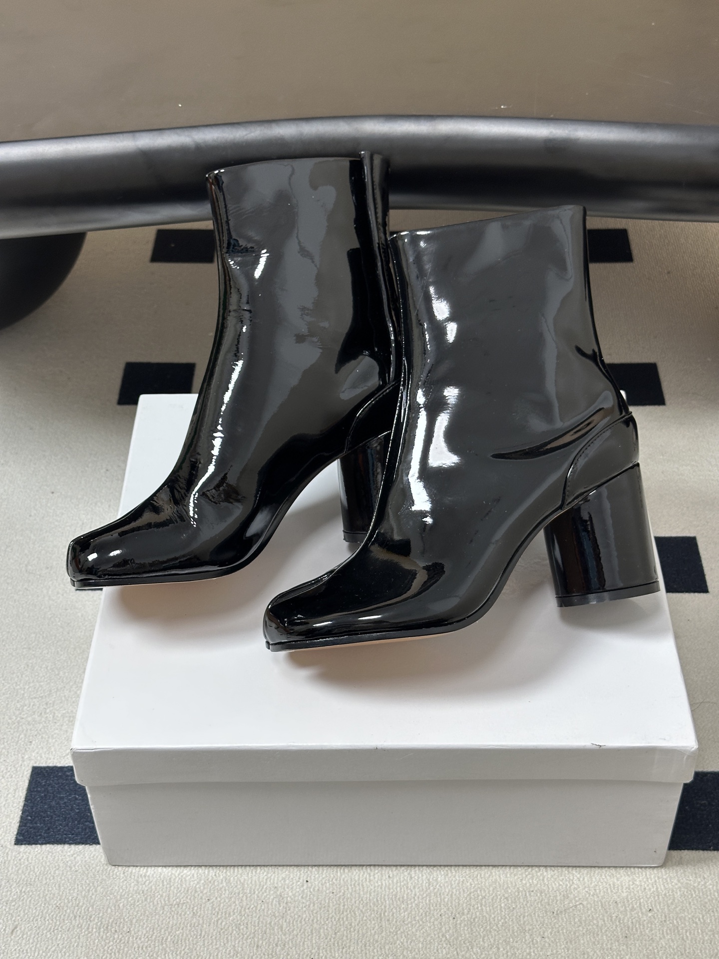 Maison Margiela MM6马吉拉 26ss秋冬新款经典分趾短靴高粗跟短靴 MM6这款分趾短靴设计非常的简约大