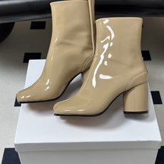 Maison Margiela MM6马吉拉 26ss秋冬新款经典分趾短靴高粗跟短靴 MM6这款分趾短靴设计非常的简约大 Maison Margiela MM6马吉拉 26ss秋冬新款经典分趾短靴高粗跟短靴 MM6这款分趾短靴设计非常的简约大