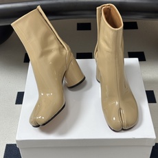 Maison Margiela MM6马吉拉 26ss秋冬新款经典分趾短靴高粗跟短靴 MM6这款分趾短靴设计非常的简约大 Maison Margiela MM6马吉拉 26ss秋冬新款经典分趾短靴高粗跟短靴 MM6这款分趾短靴设计非常的简约大