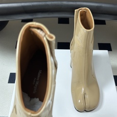 Maison Margiela MM6马吉拉 26ss秋冬新款经典分趾短靴高粗跟短靴 MM6这款分趾短靴设计非常的简约大 Maison Margiela MM6马吉拉 26ss秋冬新款经典分趾短靴高粗跟短靴 MM6这款分趾短靴设计非常的简约大