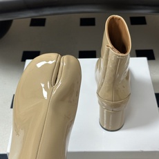 Maison Margiela MM6马吉拉 26ss秋冬新款经典分趾短靴高粗跟短靴 MM6这款分趾短靴设计非常的简约大 Maison Margiela MM6马吉拉 26ss秋冬新款经典分趾短靴高粗跟短靴 MM6这款分趾短靴设计非常的简约大