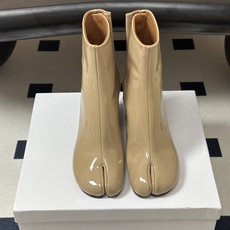 Maison Margiela MM6马吉拉 26ss秋冬新款经典分趾短靴高粗跟短靴 MM6这款分趾短靴设计非常的简约大 Maison Margiela MM6马吉拉 26ss秋冬新款经典分趾短靴高粗跟短靴 MM6这款分趾短靴设计非常的简约大