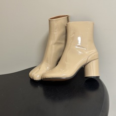 Maison Margiela MM6马吉拉 26ss秋冬新款经典分趾短靴高粗跟短靴 MM6这款分趾短靴设计非常的简约大 Maison Margiela MM6马吉拉 26ss秋冬新款经典分趾短靴高粗跟短靴 MM6这款分趾短靴设计非常的简约大