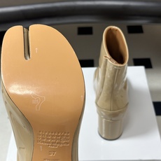 Maison Margiela MM6马吉拉 26ss秋冬新款经典分趾短靴高粗跟短靴 MM6这款分趾短靴设计非常的简约大 Maison Margiela MM6马吉拉 26ss秋冬新款经典分趾短靴高粗跟短靴 MM6这款分趾短靴设计非常的简约大