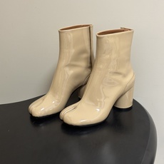Maison Margiela MM6马吉拉 26ss秋冬新款经典分趾短靴高粗跟短靴 MM6这款分趾短靴设计非常的简约大 Maison Margiela MM6马吉拉 26ss秋冬新款经典分趾短靴高粗跟短靴 MM6这款分趾短靴设计非常的简约大