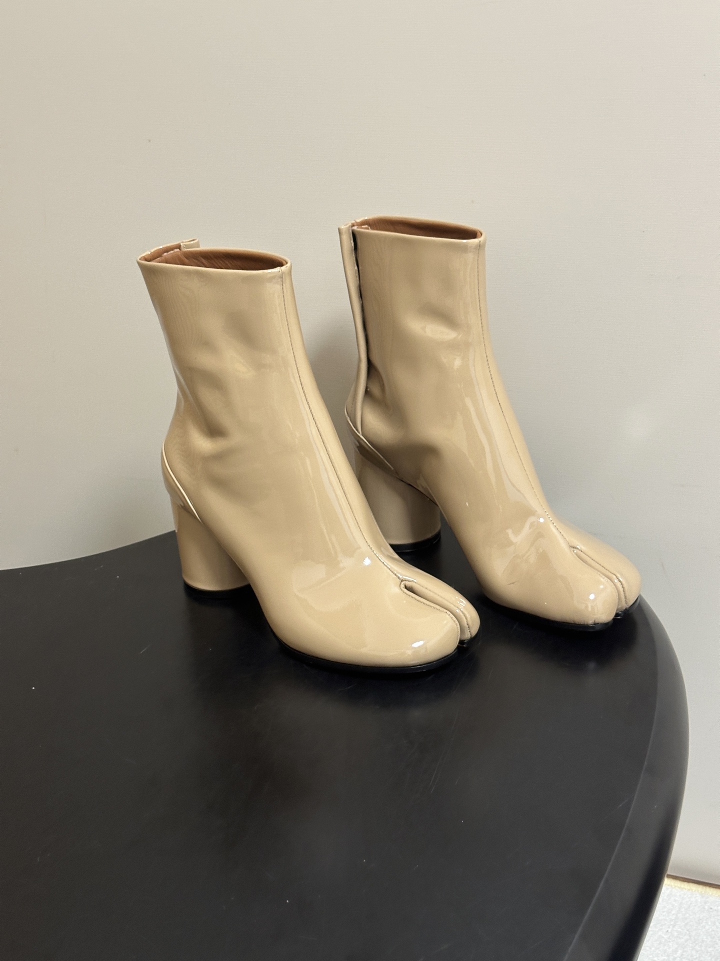 Maison Margiela MM6马吉拉 26ss秋冬新款经典分趾短靴高粗跟短靴 MM6这款分趾短靴设计非常的简约大