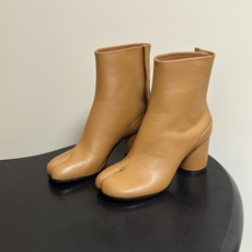 Maison Margiela MM6马吉拉 26ss秋冬新款经典分趾短靴高粗跟短靴 MM6这款分趾短靴设计非常的简约大 Maison Margiela MM6马吉拉 26ss秋冬新款经典分趾短靴高粗跟短靴 MM6这款分趾短靴设计非常的简约大