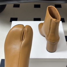 Maison Margiela MM6马吉拉 26ss秋冬新款经典分趾短靴高粗跟短靴 MM6这款分趾短靴设计非常的简约大 Maison Margiela MM6马吉拉 26ss秋冬新款经典分趾短靴高粗跟短靴 MM6这款分趾短靴设计非常的简约大