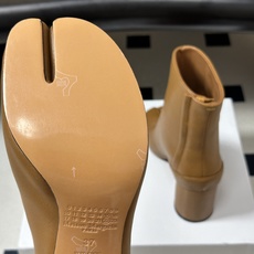 Maison Margiela MM6马吉拉 26ss秋冬新款经典分趾短靴高粗跟短靴 MM6这款分趾短靴设计非常的简约大 Maison Margiela MM6马吉拉 26ss秋冬新款经典分趾短靴高粗跟短靴 MM6这款分趾短靴设计非常的简约大