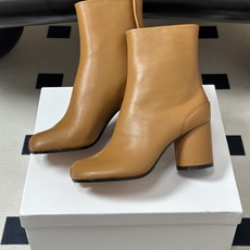 Maison Margiela MM6马吉拉 26ss秋冬新款经典分趾短靴高粗跟短靴 MM6这款分趾短靴设计非常的简约大 Maison Margiela MM6马吉拉 26ss秋冬新款经典分趾短靴高粗跟短靴 MM6这款分趾短靴设计非常的简约大