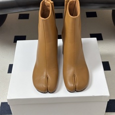 Maison Margiela MM6马吉拉 26ss秋冬新款经典分趾短靴高粗跟短靴 MM6这款分趾短靴设计非常的简约大 Maison Margiela MM6马吉拉 26ss秋冬新款经典分趾短靴高粗跟短靴 MM6这款分趾短靴设计非常的简约大
