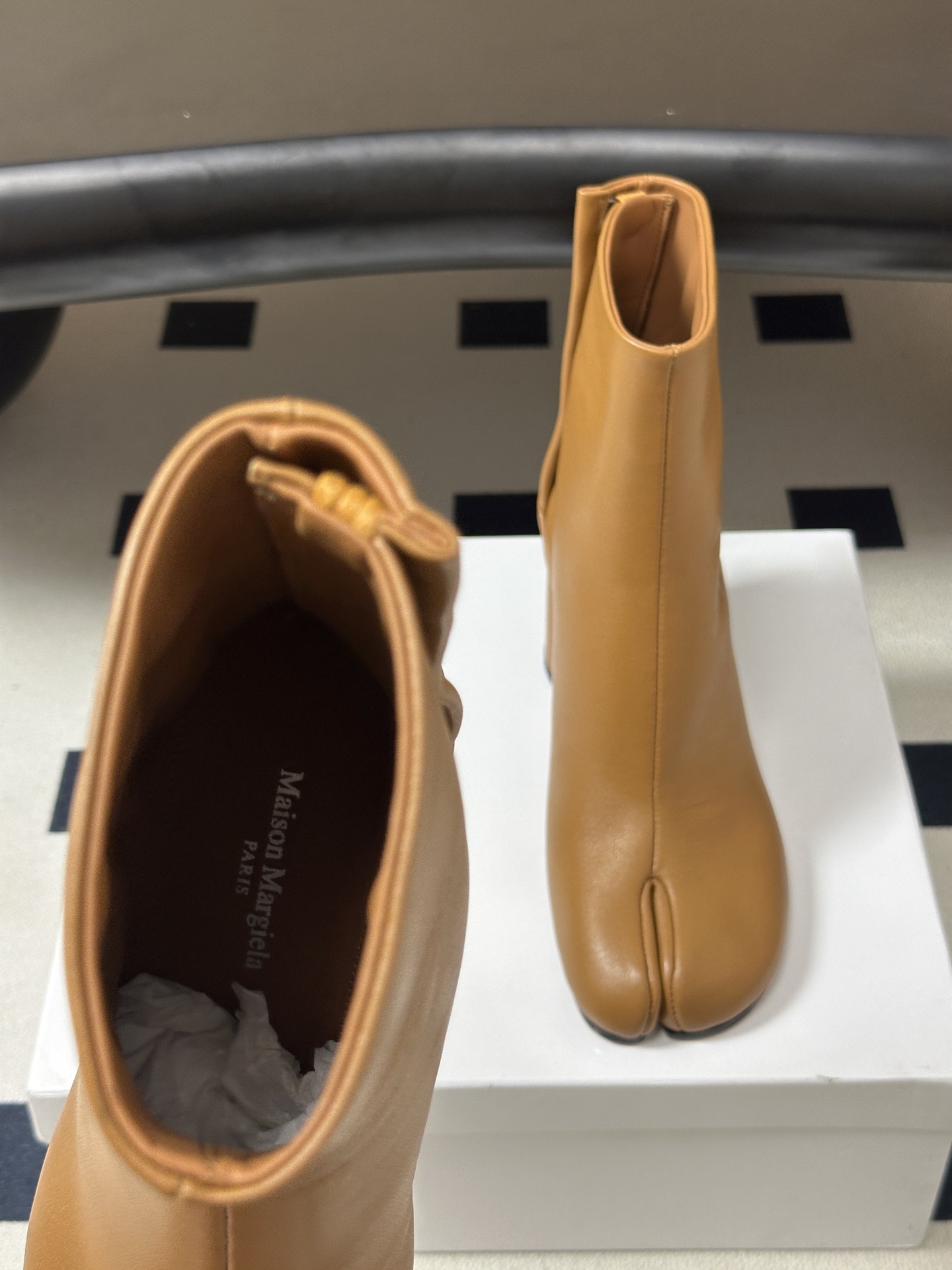 Maison Margiela MM6马吉拉 26ss秋冬新款经典分趾短靴高粗跟短靴 MM6这款分趾短靴设计非常的简约大 Maison Margiela MM6马吉拉 26ss秋冬新款经典分趾短靴高粗跟短靴 MM6这款分趾短靴设计非常的简约大