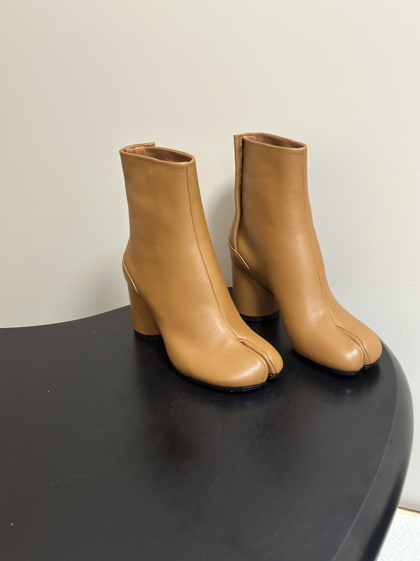 Maison Margiela MM6马吉拉 26ss秋冬新款经典分趾短靴高粗跟短靴 MM6这款分趾短靴设计非常的简约大