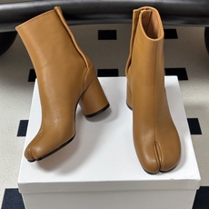 Maison Margiela MM6马吉拉 26ss秋冬新款经典分趾短靴高粗跟短靴 MM6这款分趾短靴设计非常的简约大 Maison Margiela MM6马吉拉 26ss秋冬新款经典分趾短靴高粗跟短靴 MM6这款分趾短靴设计非常的简约大