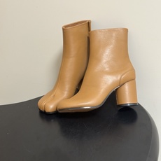 Maison Margiela MM6马吉拉 26ss秋冬新款经典分趾短靴高粗跟短靴 MM6这款分趾短靴设计非常的简约大 Maison Margiela MM6马吉拉 26ss秋冬新款经典分趾短靴高粗跟短靴 MM6这款分趾短靴设计非常的简约大