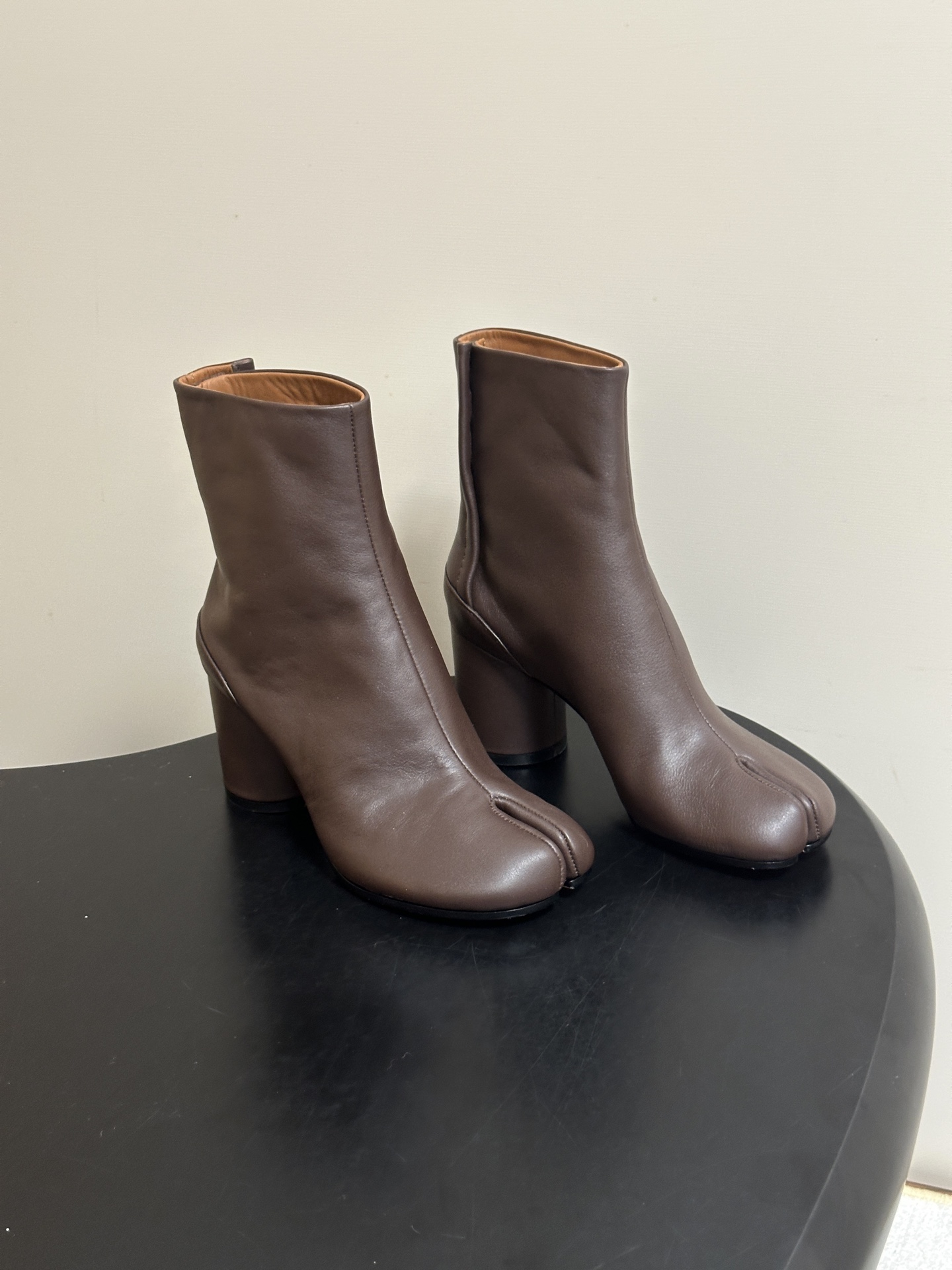Maison Margiela MM6马吉拉 26ss秋冬新款经典分趾短靴高粗跟短靴 MM6这款分趾短靴设计非常的简约大