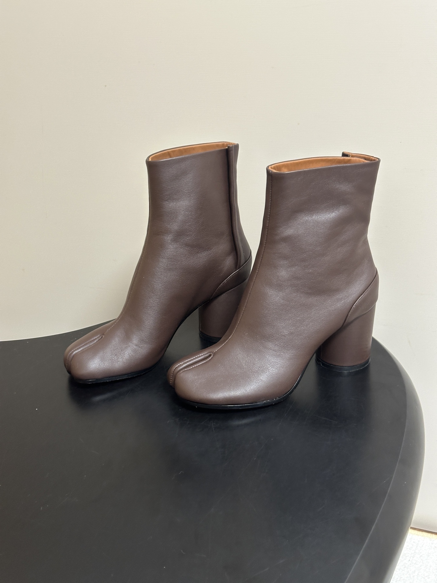 Maison Margiela MM6马吉拉 26ss秋冬新款经典分趾短靴高粗跟短靴 MM6这款分趾短靴设计非常的简约大