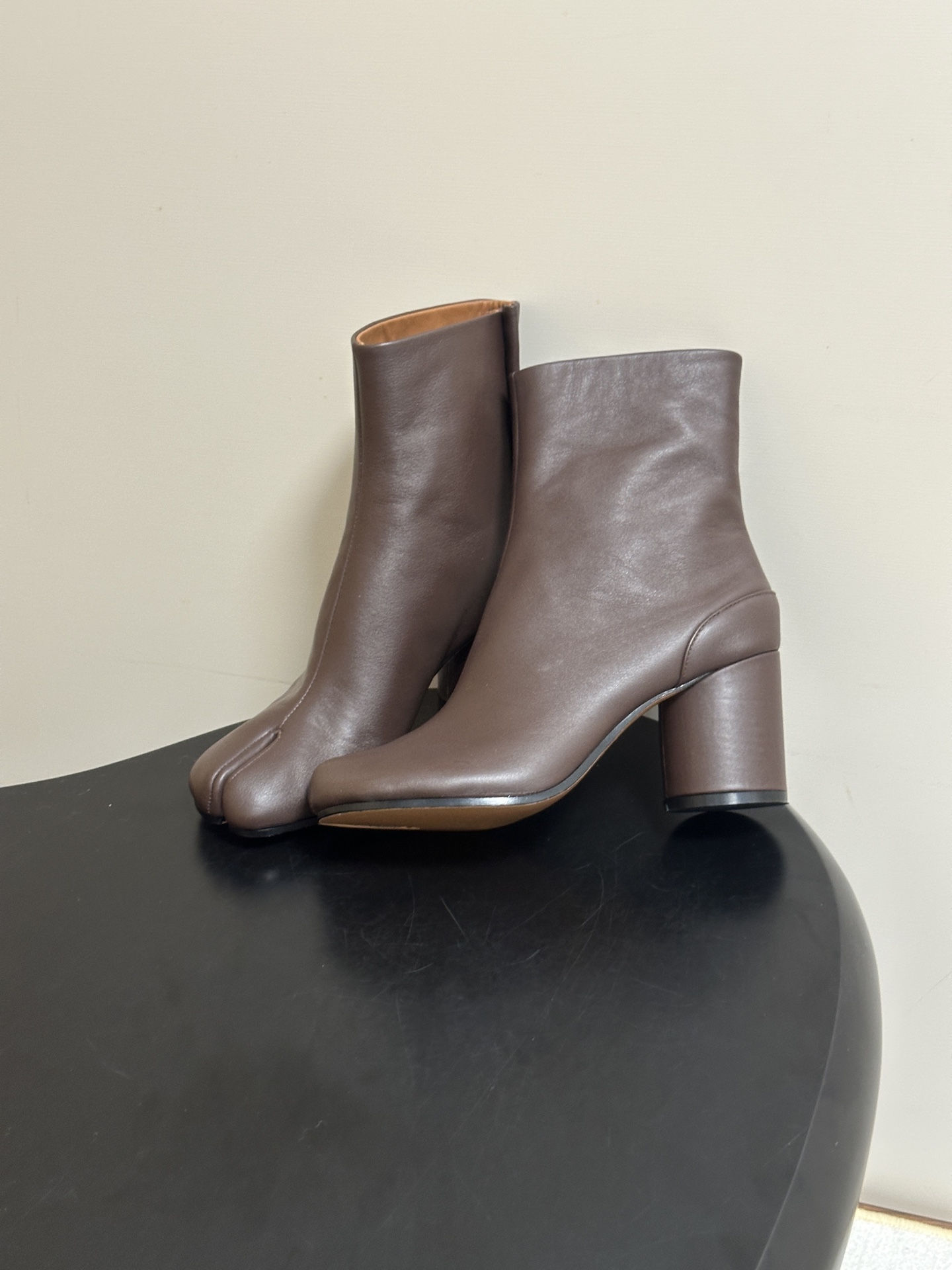 Maison Margiela MM6马吉拉 26ss秋冬新款经典分趾短靴高粗跟短靴 MM6这款分趾短靴设计非常的简约大