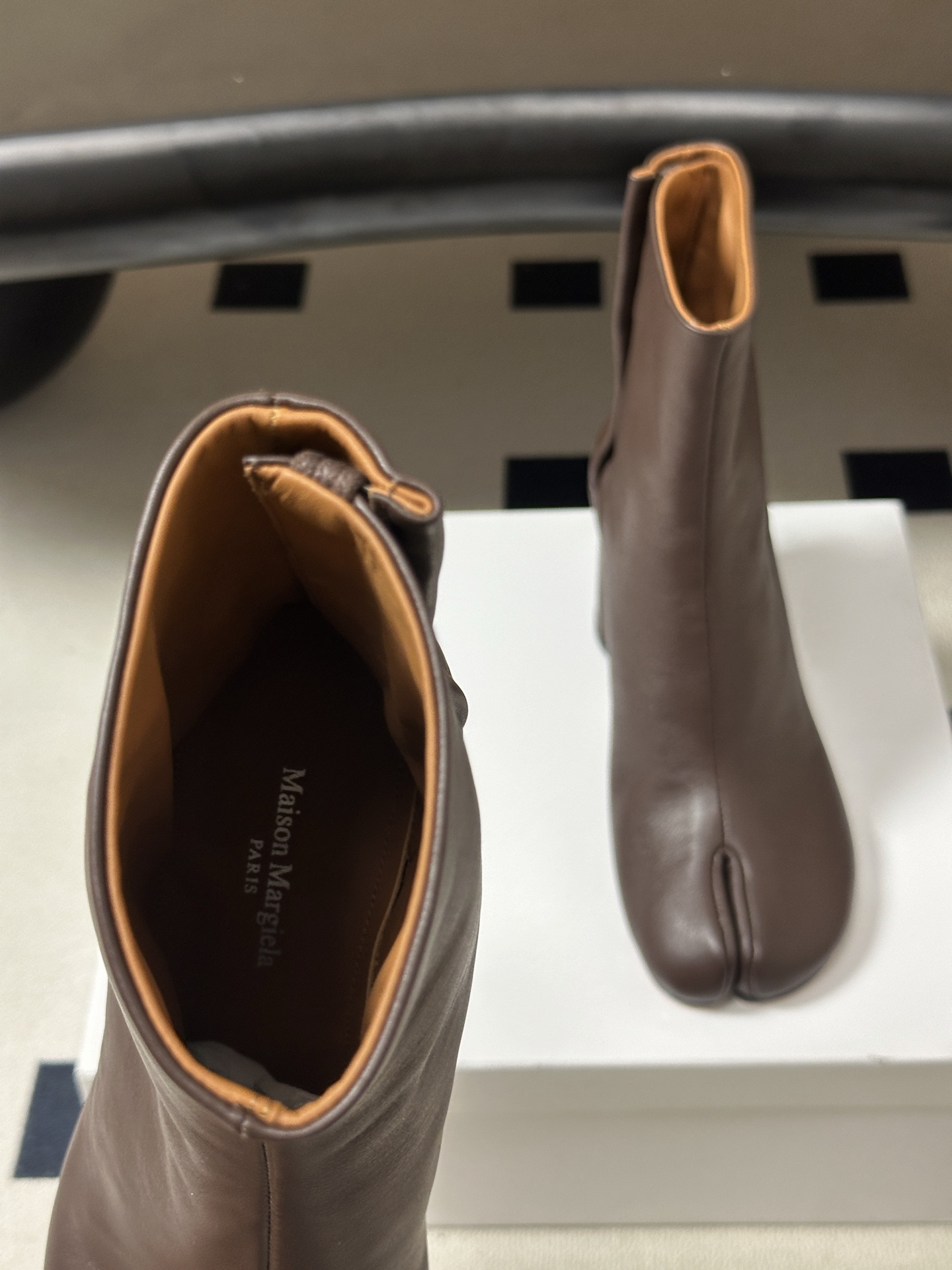 Maison Margiela MM6马吉拉 26ss秋冬新款经典分趾短靴高粗跟短靴 MM6这款分趾短靴设计非常的简约大