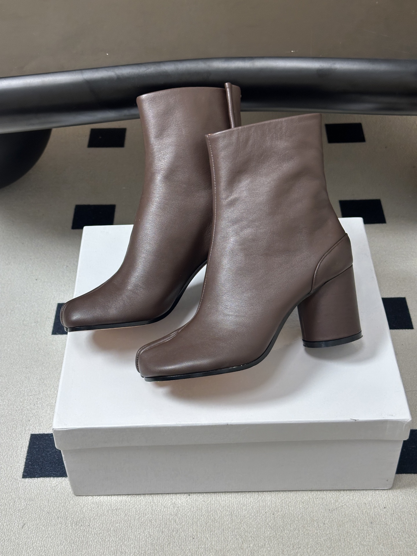 Maison Margiela MM6马吉拉 26ss秋冬新款经典分趾短靴高粗跟短靴 MM6这款分趾短靴设计非常的简约大