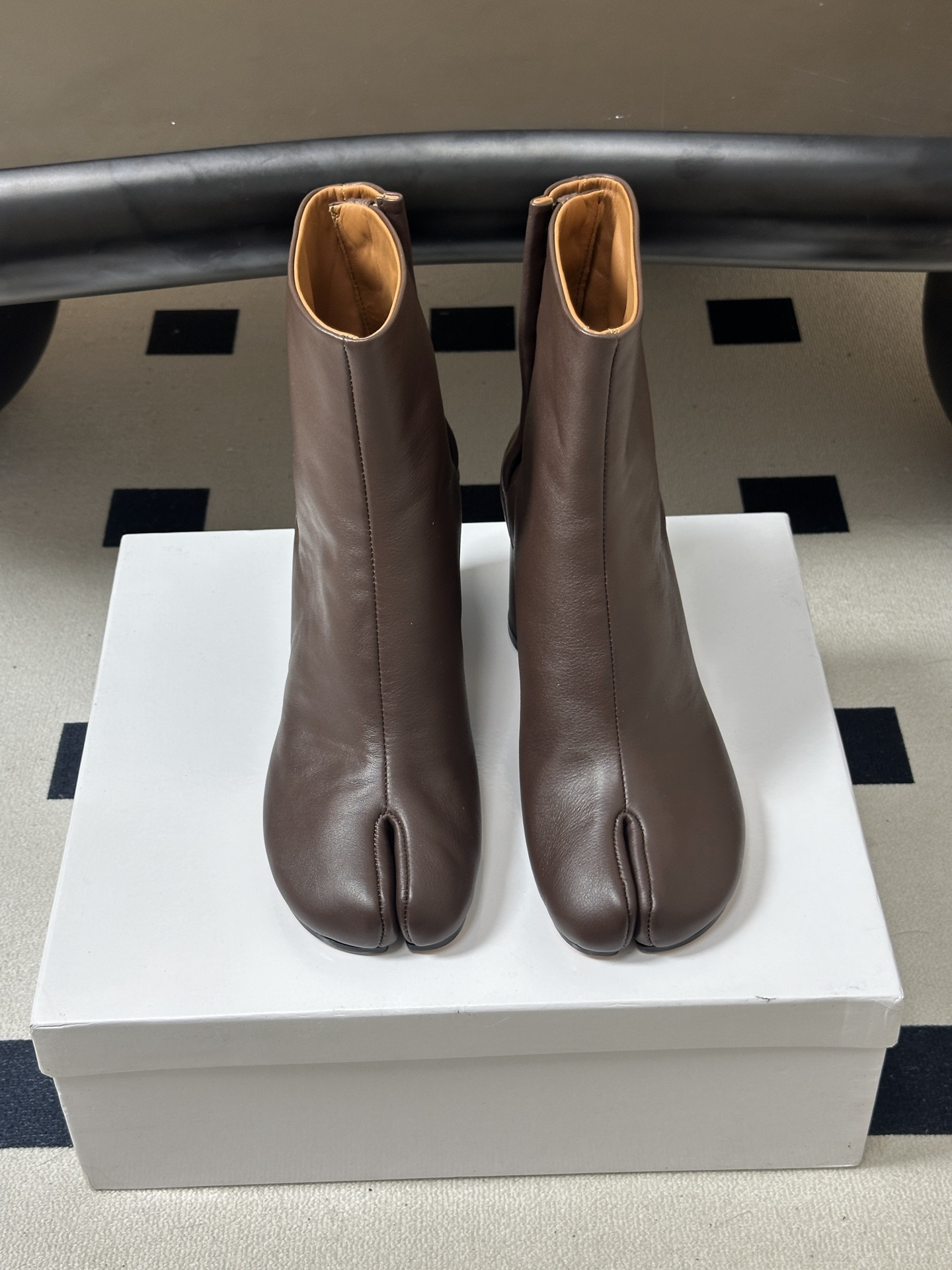 Maison Margiela MM6马吉拉 26ss秋冬新款经典分趾短靴高粗跟短靴 MM6这款分趾短靴设计非常的简约大