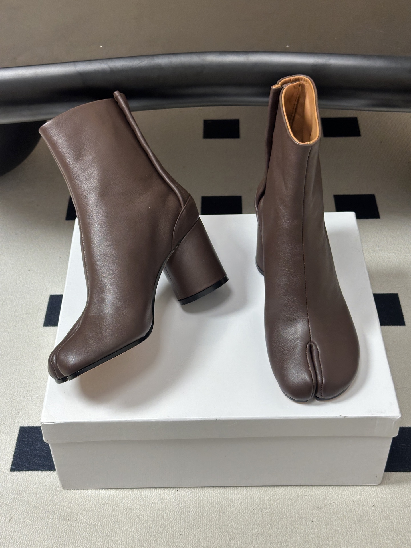 Maison Margiela MM6马吉拉 26ss秋冬新款经典分趾短靴高粗跟短靴 MM6这款分趾短靴设计非常的简约大