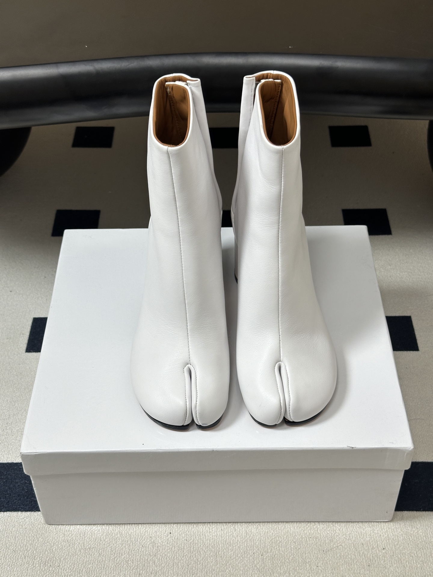 Maison Margiela MM6马吉拉 26ss秋冬新款经典分趾短靴高粗跟短靴 MM6这款分趾短靴设计非常的简约大 Maison Margiela MM6马吉拉 26ss秋冬新款经典分趾短靴高粗跟短靴 MM6这款分趾短靴设计非常的简约大