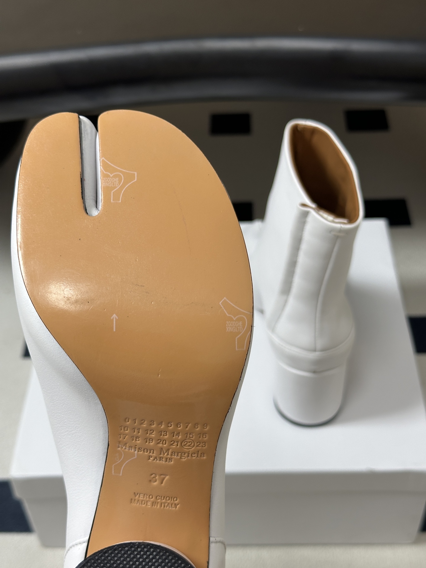 Maison Margiela MM6马吉拉 26ss秋冬新款经典分趾短靴高粗跟短靴 MM6这款分趾短靴设计非常的简约大 Maison Margiela MM6马吉拉 26ss秋冬新款经典分趾短靴高粗跟短靴 MM6这款分趾短靴设计非常的简约大