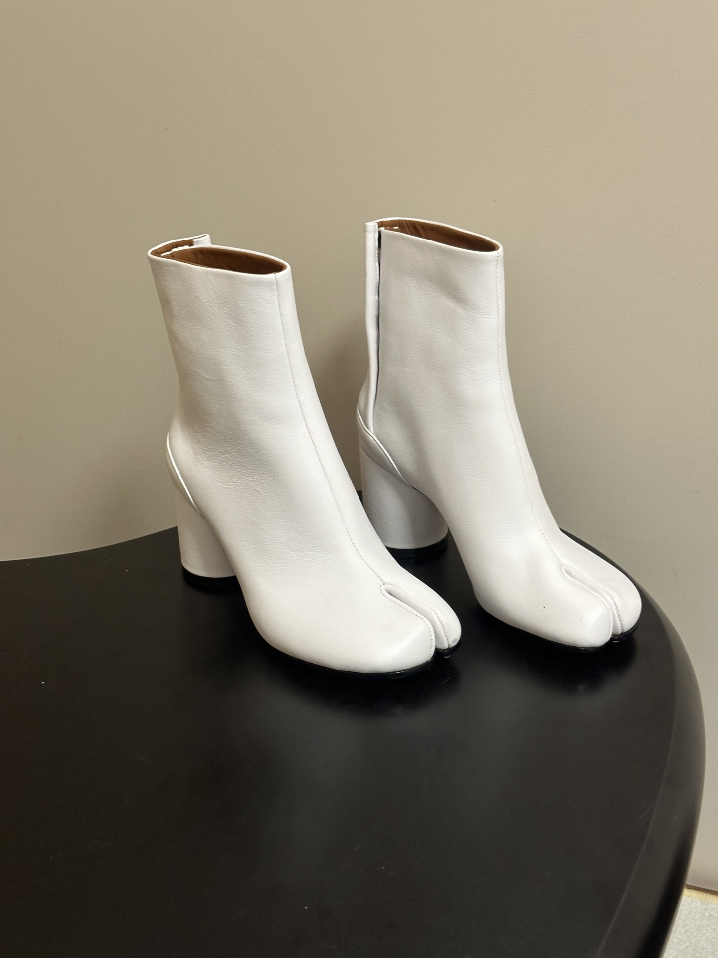 Maison Margiela MM6马吉拉 26ss秋冬新款经典分趾短靴高粗跟短靴 MM6这款分趾短靴设计非常的简约大