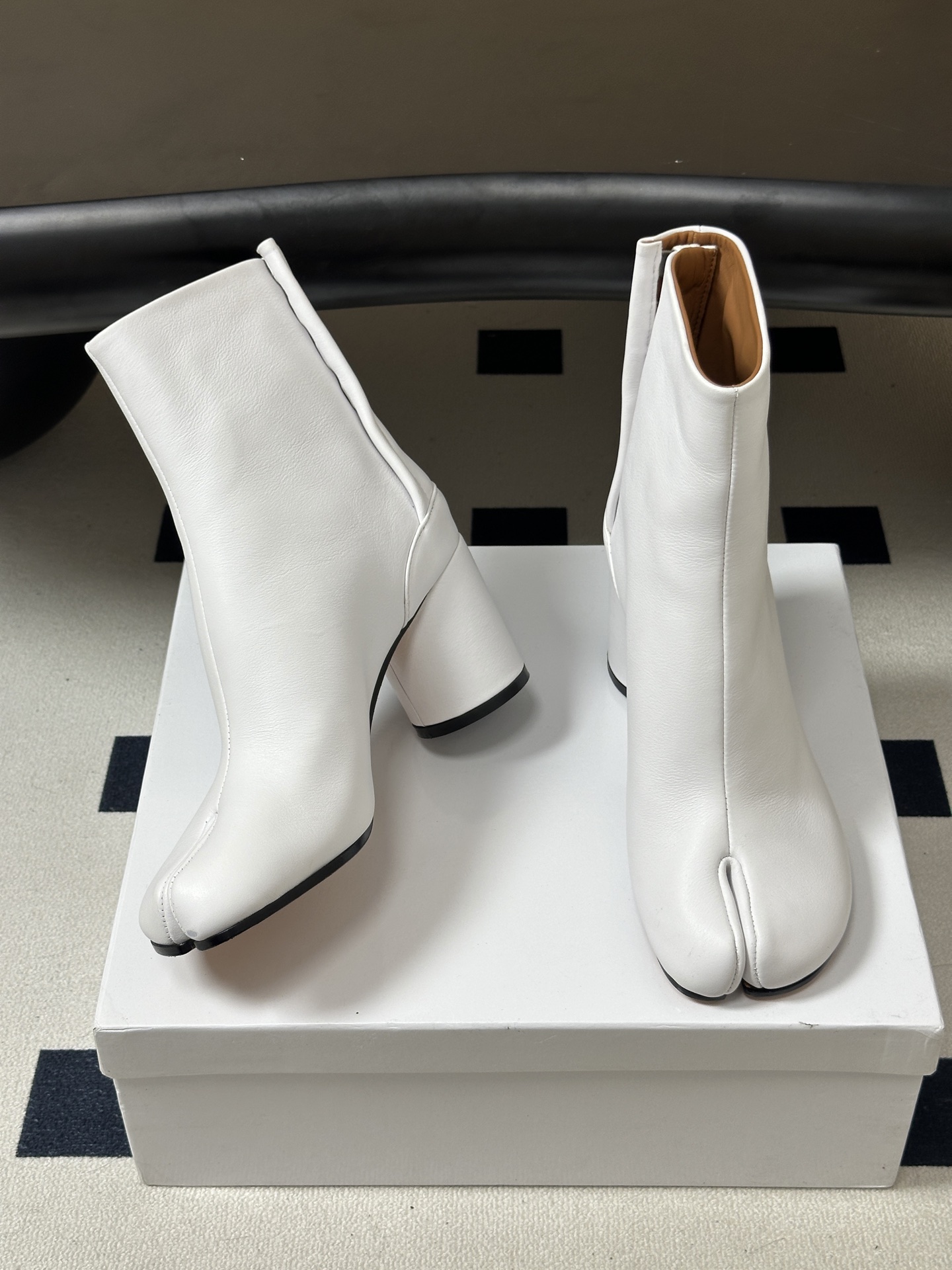 Maison Margiela MM6马吉拉 26ss秋冬新款经典分趾短靴高粗跟短靴 MM6这款分趾短靴设计非常的简约大 Maison Margiela MM6马吉拉 26ss秋冬新款经典分趾短靴高粗跟短靴 MM6这款分趾短靴设计非常的简约大