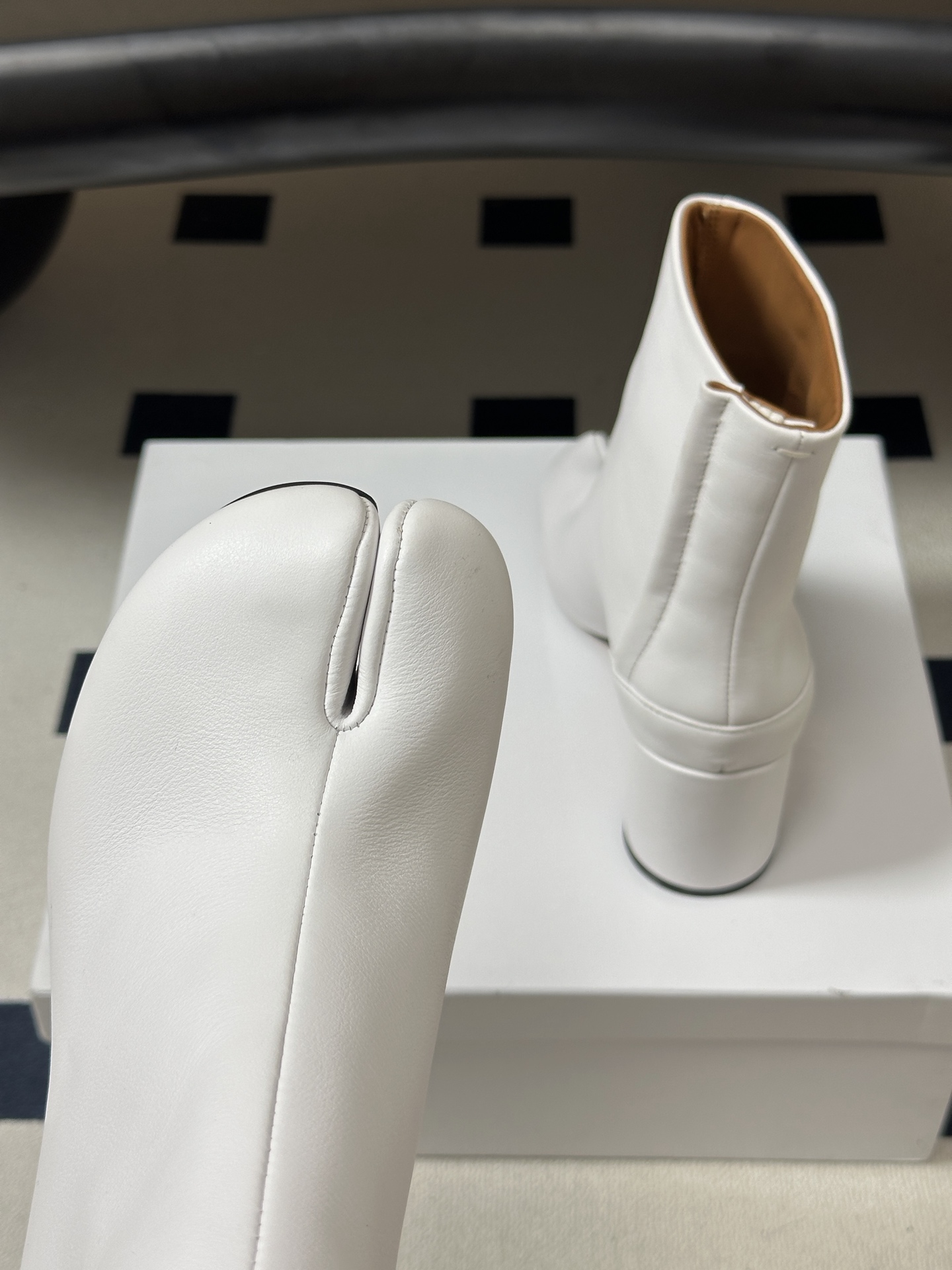 Maison Margiela MM6马吉拉 26ss秋冬新款经典分趾短靴高粗跟短靴 MM6这款分趾短靴设计非常的简约大 Maison Margiela MM6马吉拉 26ss秋冬新款经典分趾短靴高粗跟短靴 MM6这款分趾短靴设计非常的简约大