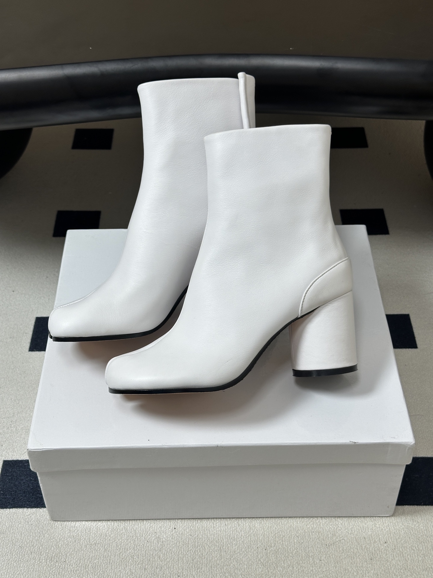 Maison Margiela MM6马吉拉 26ss秋冬新款经典分趾短靴高粗跟短靴 MM6这款分趾短靴设计非常的简约大 Maison Margiela MM6马吉拉 26ss秋冬新款经典分趾短靴高粗跟短靴 MM6这款分趾短靴设计非常的简约大
