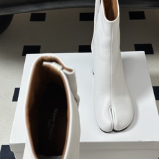 Maison Margiela MM6马吉拉 26ss秋冬新款经典分趾短靴高粗跟短靴 MM6这款分趾短靴设计非常的简约大 Maison Margiela MM6马吉拉 26ss秋冬新款经典分趾短靴高粗跟短靴 MM6这款分趾短靴设计非常的简约大